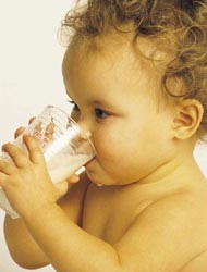 Chicos tomando leche vacuna