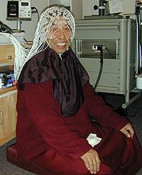 Monje budista con sensores