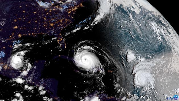 Imagen satelital de tres huracanes